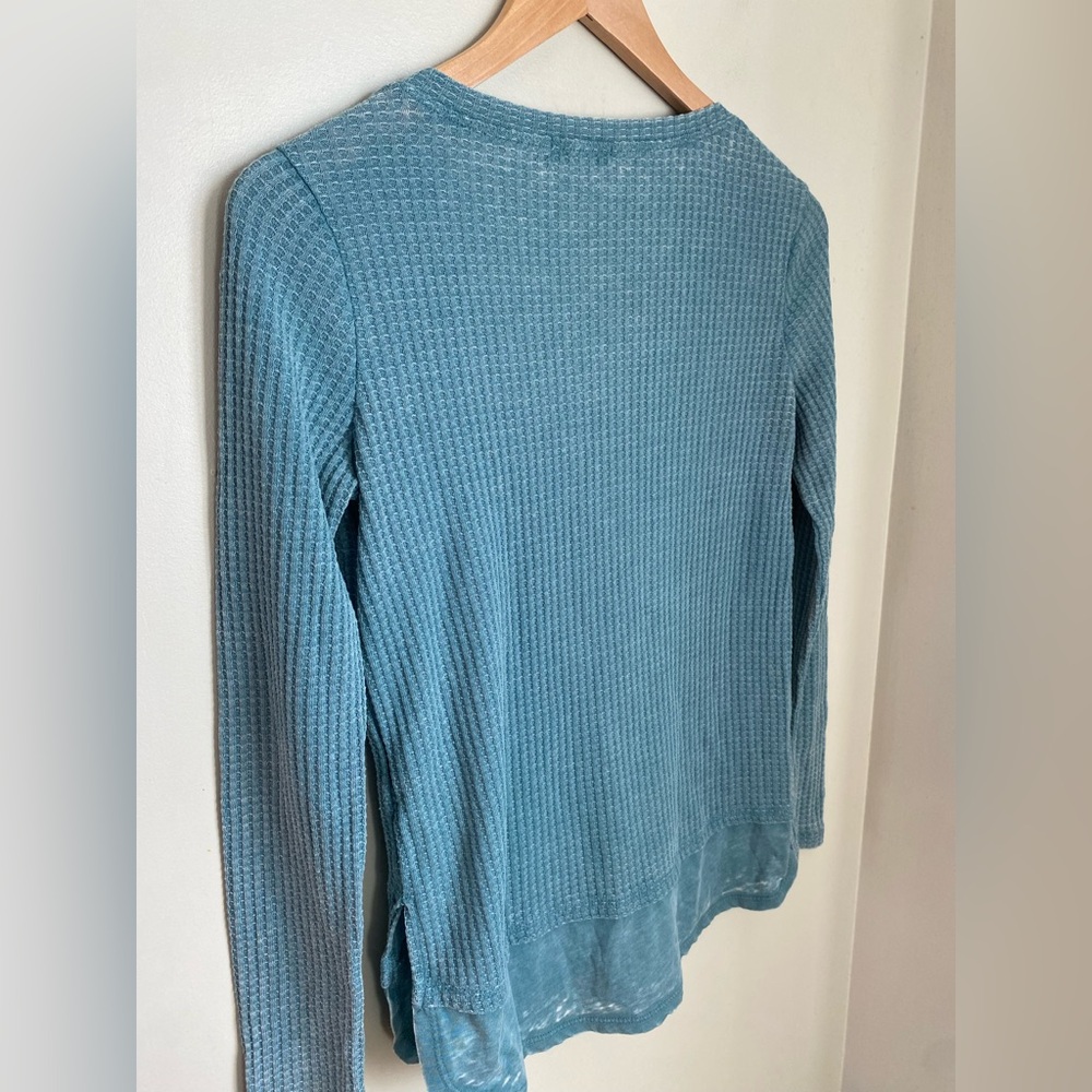 Z Supply V Neck Long Sleeve Distressed Blue Waffle Shirt Size XS Boho Casual - Picture 6 of 10
